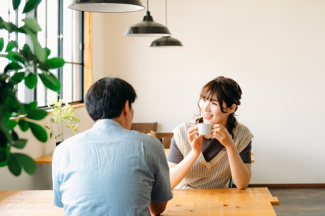 知性的で心の通じ合った会話をする、モテる女子のコミュニケーション