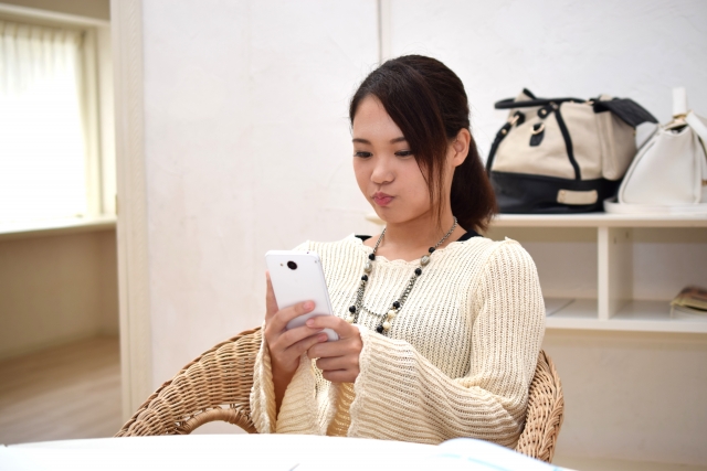 スマホを見る女性